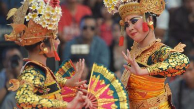 Bali, pulau yang dikenal sebagai Pulau Dewata, tidak hanya mempesona dunia dengan keindahan alamnya tetapi juga dengan kekayaan budayanya yang luar biasa.